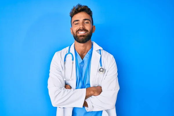 Jovem Hispânico Vestindo Uniforme Médico Estetoscópio Rosto Feliz Sorrindo Com — Fotografia de Stock