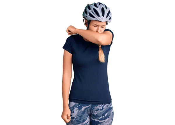 戴着自行车头盔的美丽的高加索女人感觉不舒服 咳嗽是感冒或支气管炎的症状 保健概念 — 图库照片