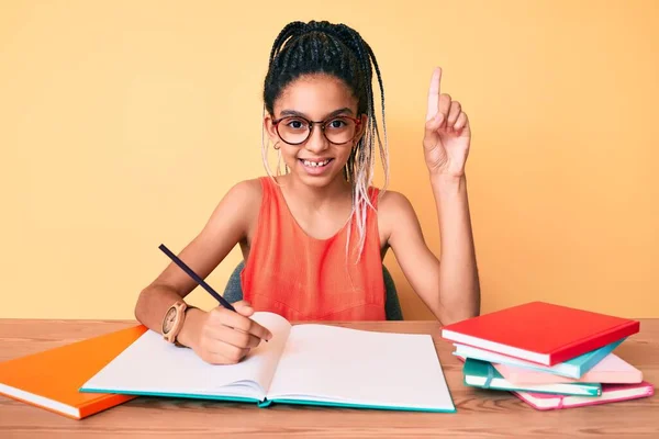 Ung Afrikansk Amerikansk Flicka Barn Med Flätor Studerar För Skolan — Stockfoto