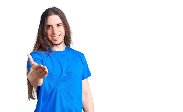 Uzun Saçlı Mayo Giyen Gülümseyen Dostça Sıkışan Genç Bir Adam — Stok fotoğraf
