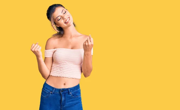 Jovem Mulher Bonita Vestindo Roupas Casuais Muito Feliz Animado Fazendo — Fotografia de Stock