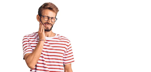 Hombre Guapo Rubio Con Barba Que Usa Ropa Casual Gafas —  Fotos de Stock