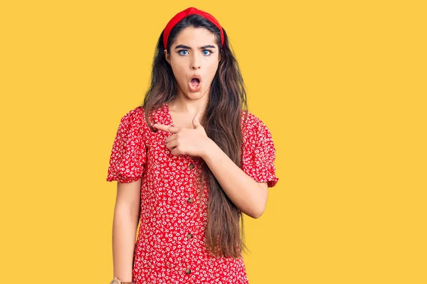 Brunette Teenager Girl Wearing Summer Dress Surprised Pointing Finger Side — Stock Photo, Image