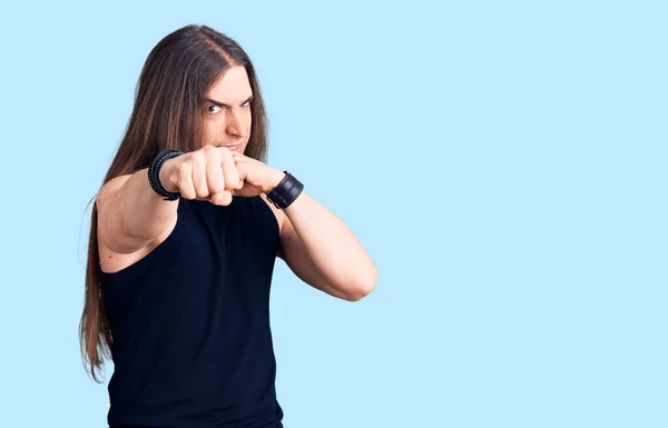 Junger Erwachsener Mann Mit Langen Haaren Trägt Gothic Stil Mit — Stockfoto