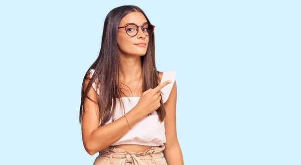 Junge Hispanische Frau Lässiger Kleidung Und Brille Die Mit Dem — Stockfoto