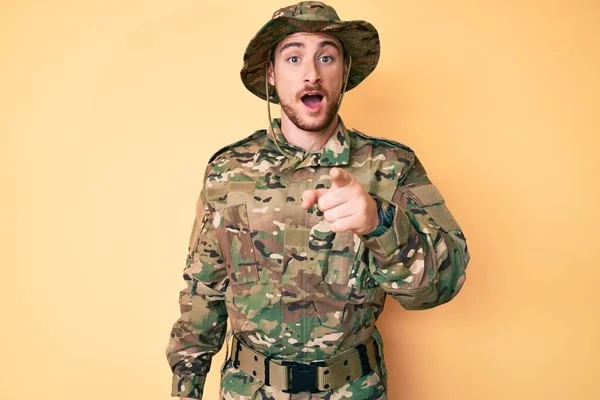 Jeune Homme Caucasien Portant Uniforme Camouflage Armée Pointant Mécontent Frustré — Photo