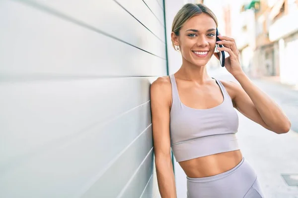 Jonge Blanke Fitnessvrouw Draagt Sportkleding Training Buiten Spreken Aan Telefoon — Stockfoto