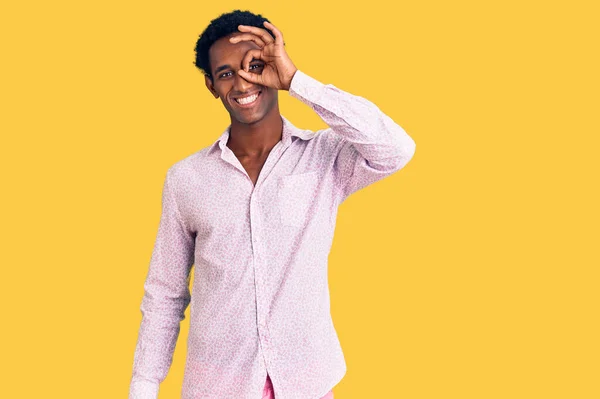 Homem Bonito Africano Vestindo Camisa Rosa Casual Fazendo Gesto Com — Fotografia de Stock