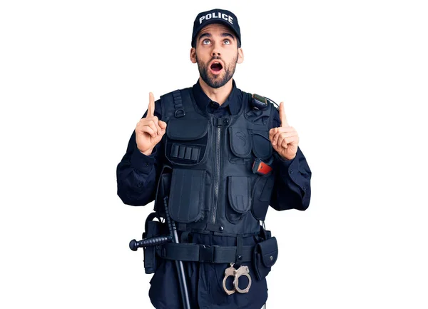 Ung Stilig Man Med Skägg Klädd Polis Uniform Förvånad Och — Stockfoto