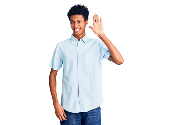 Joven Hombre Afroamericano Vistiendo Ropa Casual Renunciando Decir Hola Feliz —  Fotos de Stock