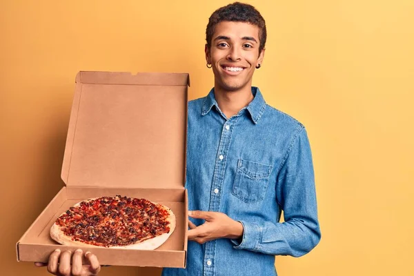 Young African Amercian Man Holding Delivery Pizza Box Looking Positive — Stock Photo, Image