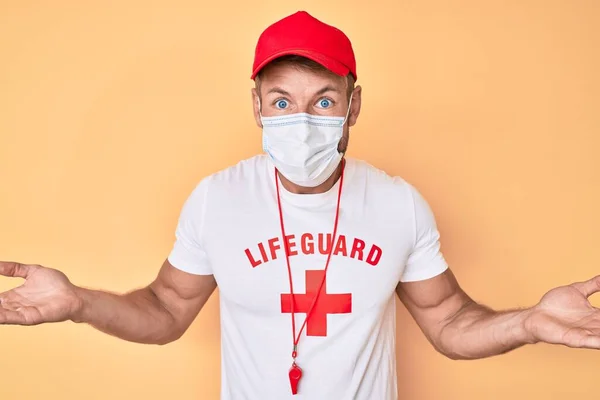 Jonge Blanke Man Draagt Badmeester Shirt Met Behulp Van Medische — Stockfoto
