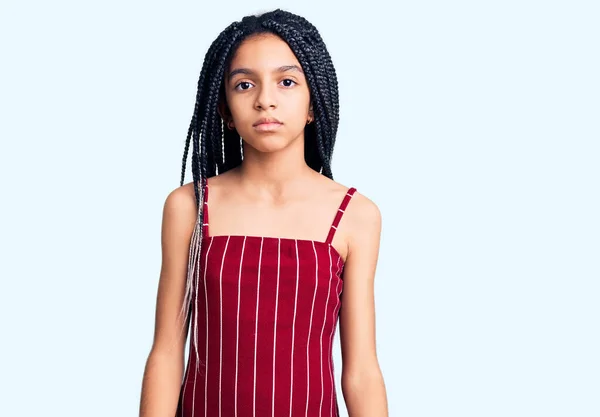 Menina Afro Americana Bonito Vestindo Roupas Casuais Com Expressão Séria — Fotografia de Stock