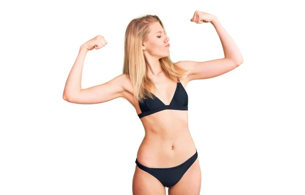 Ung Vacker Blond Kvinna Bikini Som Visar Armmusklerna Leende Stolt — Stockfoto