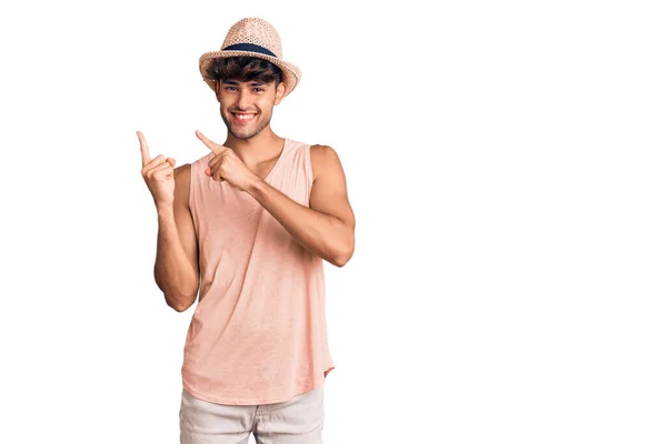 Jeune Homme Hispanique Portant Chapeau Été Souriant Regardant Caméra Pointant — Photo