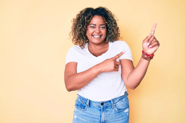 Junge Afrikanisch Amerikanische Size Frau Trägt Lässiges Weißes Shirt Lächelt — Stockfoto