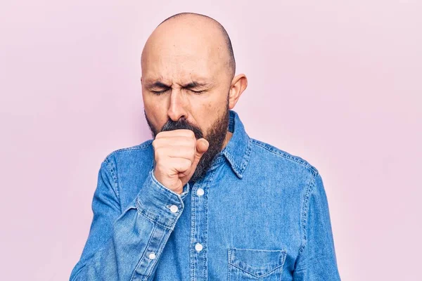 Ung Stilig Man Klädd Avslappnade Kläder Mår Dåligt Och Hosta — Stockfoto