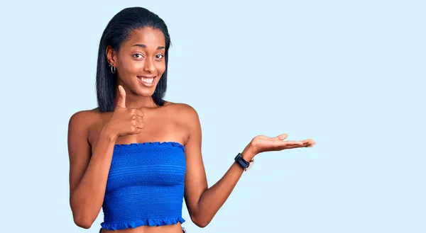 Ung Afrikansk Amerikansk Kvinna Bär Avslappnade Sommarkläder Visar Handflatan Och — Stockfoto