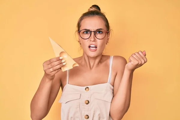 Beautiful Caucasian Woman Holding Piece Emmental Cheese Annoyed Frustrated Shouting — Stock Photo, Image