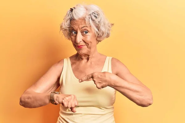 Senior Mujer Pelo Gris Con Ropa Casual Prisa Señalando Ver — Foto de Stock