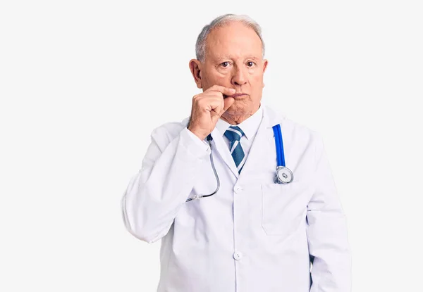 Senioren Knappe Man Met Grijs Haar Doktersjas Stethoscoop Mond Lippen — Stockfoto