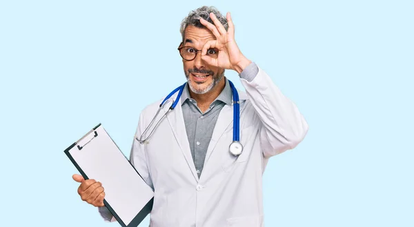 Homem Cabelos Grisalhos Meia Idade Usando Estetoscópio Médico Segurando Prancheta — Fotografia de Stock