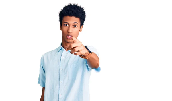Ung Afrikansk Amerikansk Man Bär Tillfälliga Kläder Pekar Missnöjd Och — Stockfoto