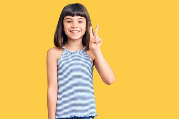 Menina Com Estrondo Vestindo Roupas Casuais Sorrindo Com Rosto Feliz — Fotografia de Stock