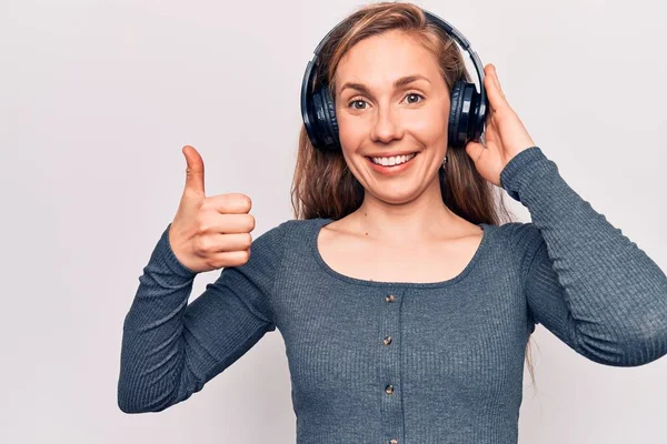 Ung Vacker Blond Kvinna Lyssnar Musik Bär Hörlurar Ler Glad — Stockfoto