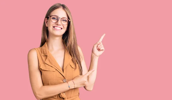 Ung Vacker Blond Kvinna Bär Casual Kläder Och Glasögon Ler — Stockfoto