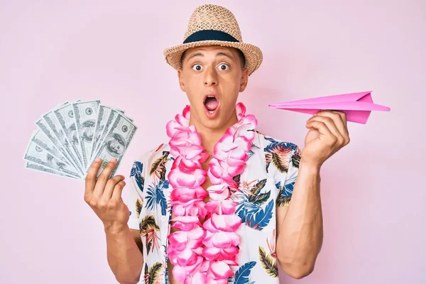 Junger Hispanischer Junge Sommerstil Mit Dollars Und Papierflugzeug Der Hand — Stockfoto