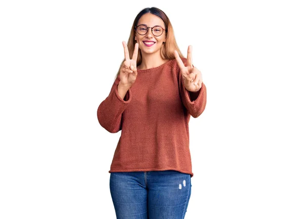 Hermosa Joven Con Ropa Casual Gafas Sonriendo Mirando Cámara Mostrando —  Fotos de Stock