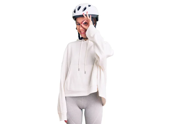 Schöne Brünette Junge Frau Mit Fahrradhelm Und Sportlicher Kleidung Tut — Stockfoto