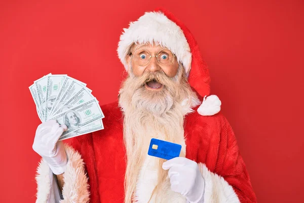 Velho Homem Sênior Vestindo Traje Papai Noel Segurando Dólares Cartão — Fotografia de Stock