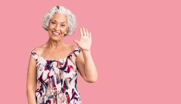 Senior Grijs Harige Vrouw Draagt Casual Kleding Tonen Wijzen Met — Stockfoto