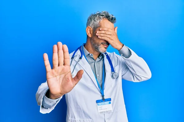 Homem Cabelos Grisalhos Meia Idade Vestindo Uniforme Médico Estetoscópio Cobrindo — Fotografia de Stock