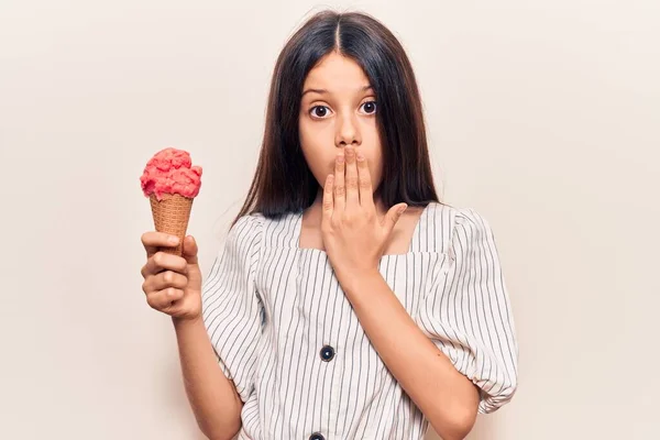 美しい子供の女の子手で口をカバーアイスクリームを保持し ショックを受け 間違いを恐れている 驚きの表情 — ストック写真