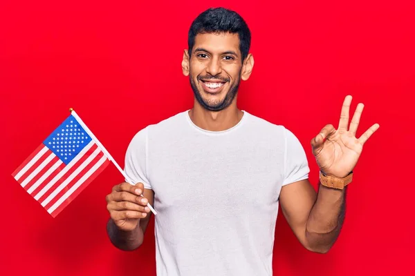 Ung Latin Man Håller Usa Flagga Gör Tecken Med Fingrar — Stockfoto