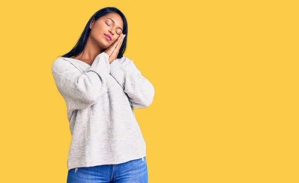 Mulher Hispânica Com Cabelos Longos Vestindo Roupas Casuais Dormindo Cansado — Fotografia de Stock