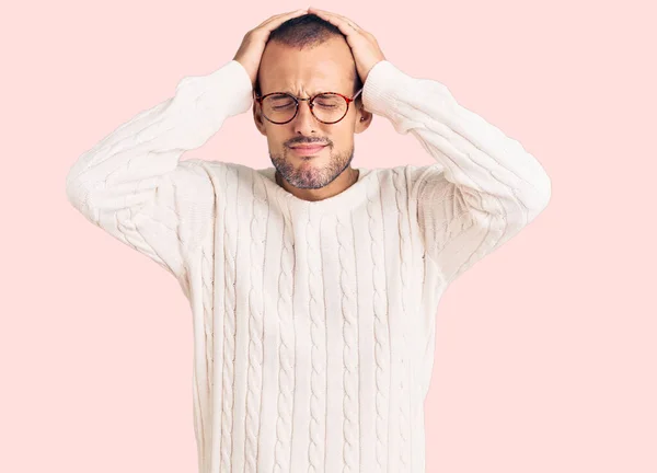 Junger Gutaussehender Mann Lässiger Kleidung Und Brille Der Unter Kopfschmerzen — Stockfoto