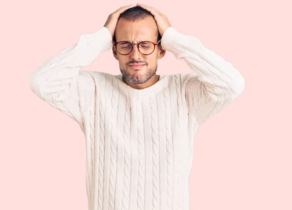 Homem Bonito Jovem Vestindo Roupas Casuais Óculos Que Sofrem Dor — Fotografia de Stock