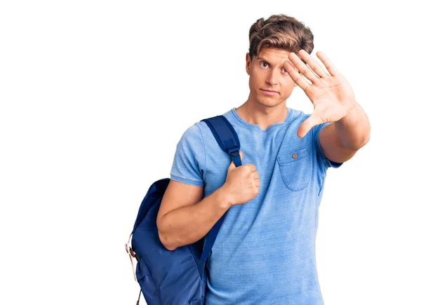 Νεαρός Όμορφος Άνδρας Κρατώντας Φοιτητικό Σακίδιο Ανοιχτό Χέρι Κάνοντας Στοπ — Φωτογραφία Αρχείου