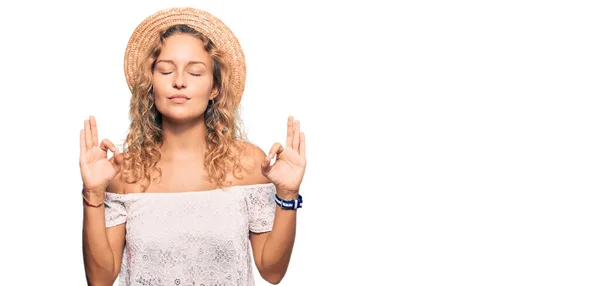 夏の帽子をかぶった美しい白人女性は 指で瞑想のジェスチャーをして閉じ目でリラックスして笑顔 ヨガのコンセプト — ストック写真