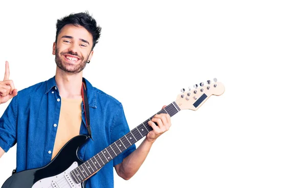 Jeune Homme Hispanique Jouant Guitare Électrique Surpris Par Une Idée — Photo