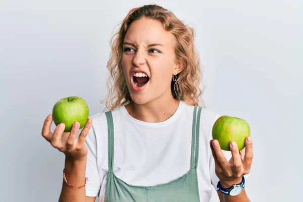 Όμορφη Λευκή Γυναίκα Που Κρατάει Πράσινα Μήλα Θυμωμένα Και Τρελά — Φωτογραφία Αρχείου