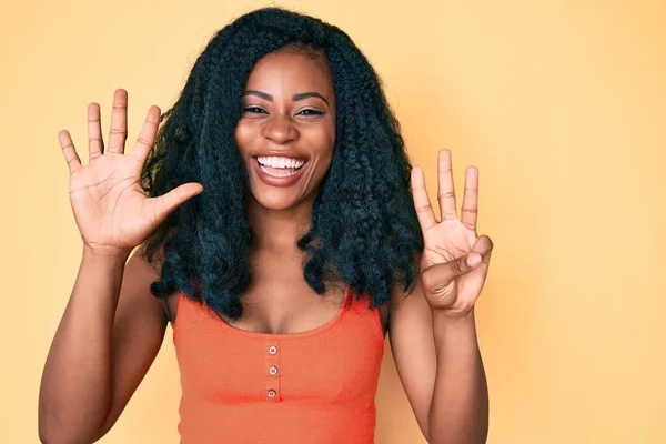 Mooie Afrikaanse Vrouw Draagt Casual Kleding Tonen Wijzen Met Vingers — Stockfoto