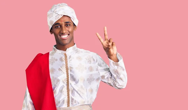 Africano Bonito Homem Vestindo Tradição Sherwani Saree Roupas Mostrando Apontando — Fotografia de Stock