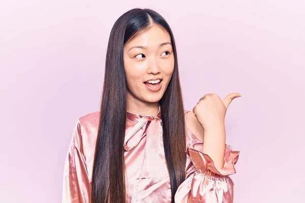 Mladý Krásný Číňan Žena Sobě Ležérní Tričko Ukazující Palec Nahoru — Stock fotografie