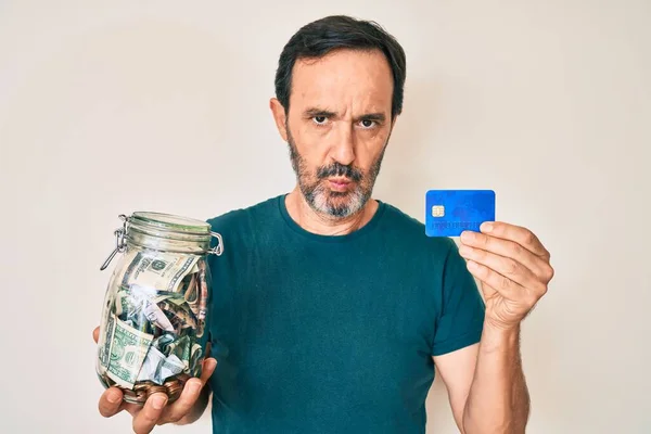 Orta Yaşlı Spanyol Bir Adam Kredi Kartı Dolarla Dolu Kavanoz — Stok fotoğraf