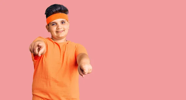 Kleiner Junge Sportkleidung Zeigt Mit Den Fingern Auf Dich Und — Stockfoto